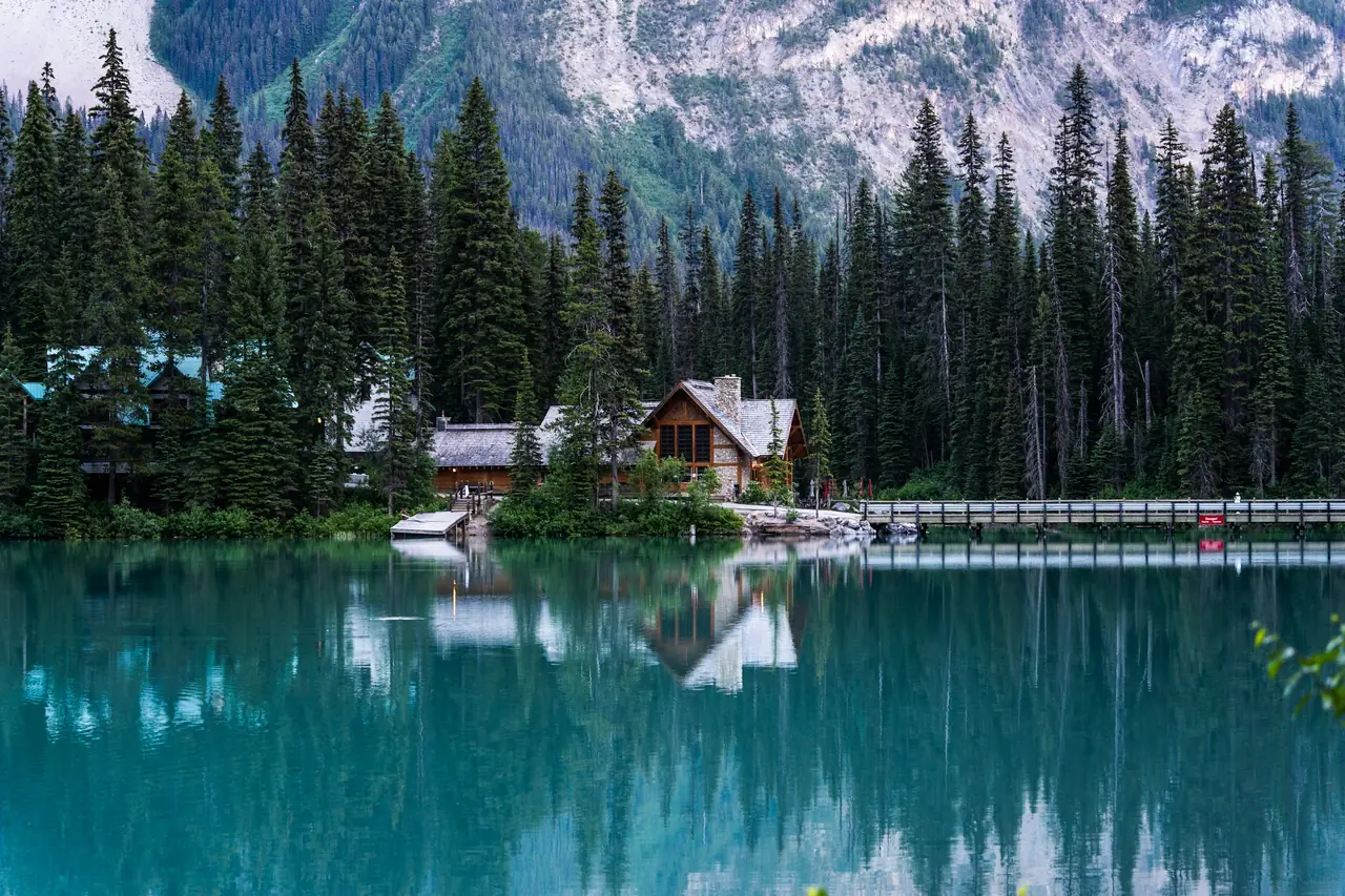 Cabins on the shore of Emerald Lake in BC, with forest and mountains behind